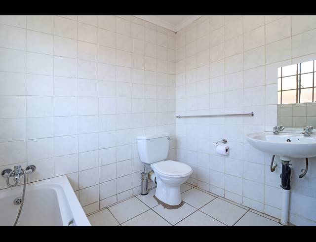 4 BEDROOM HOUSE FOR SALE IN COSMO CITY